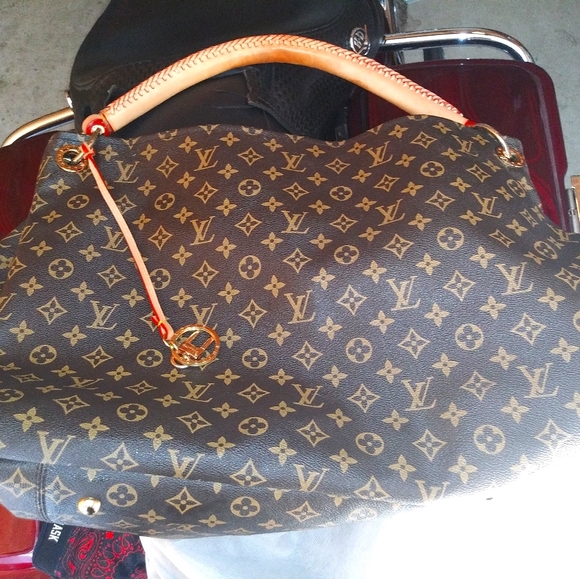 LV bag - Picture 1 of 3
